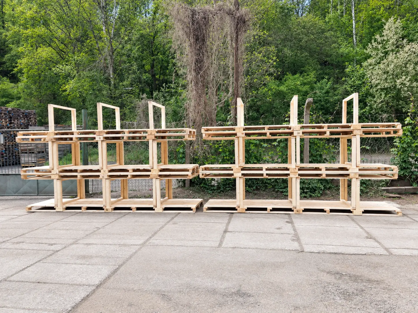 Atypické dřevěné paletové nástavby připravené venku