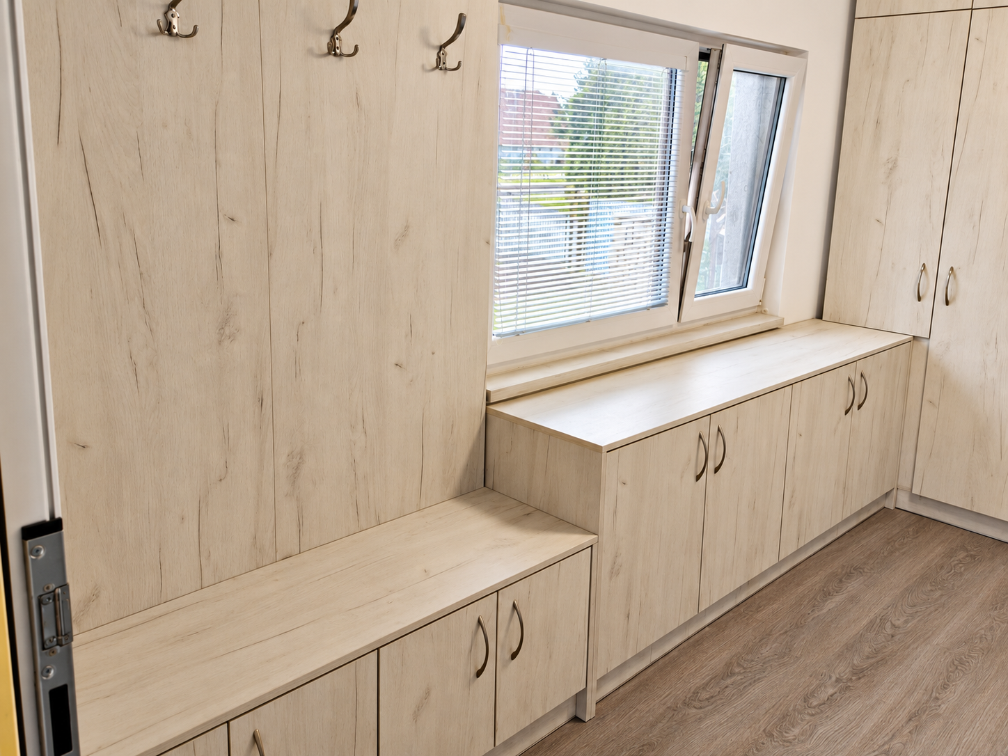 Nábytek na míru do předsíně s úložným prostorem od King Wood